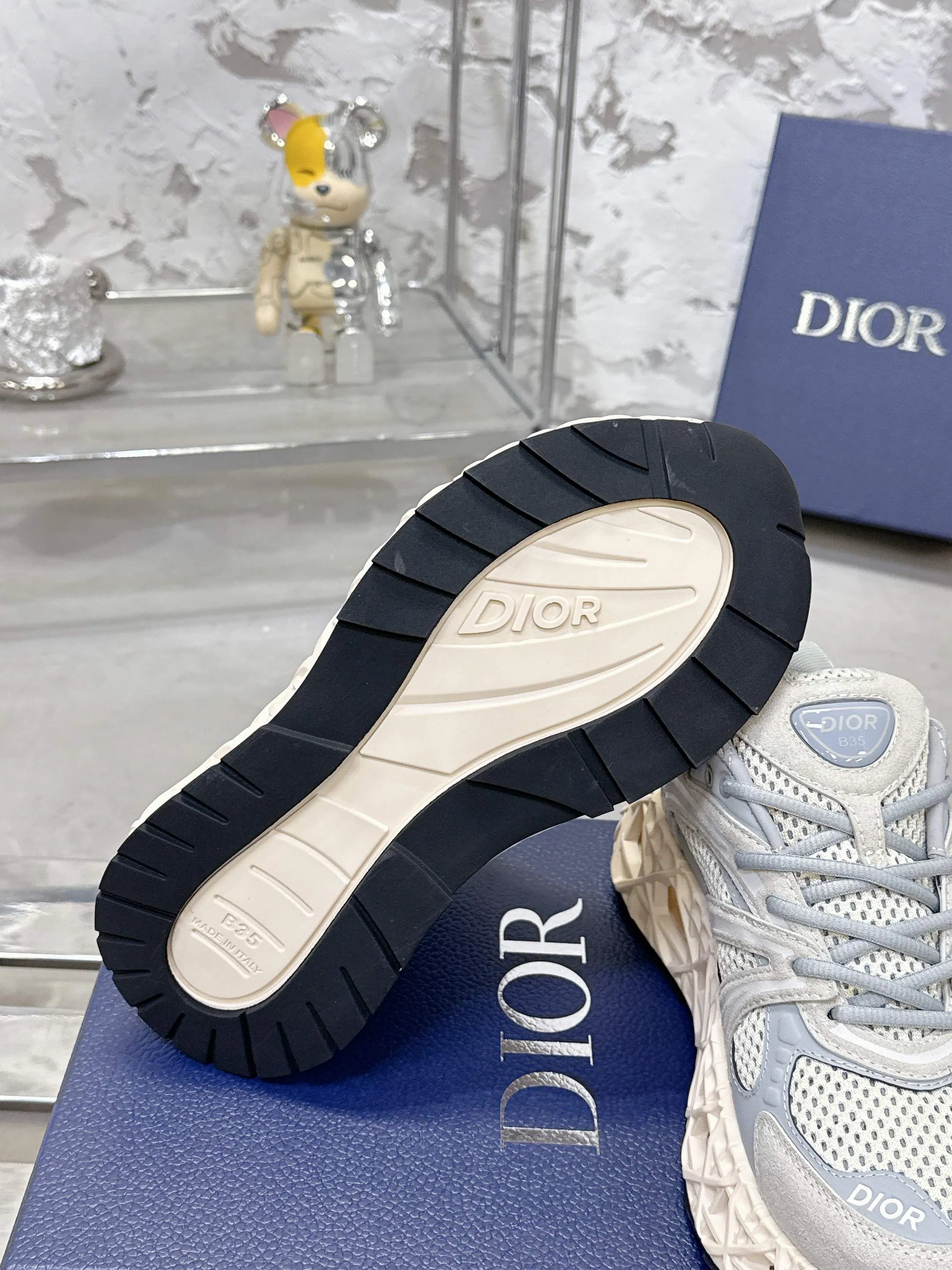 Factory price 780💰 Top version! ! ! Dior (B35) DIOR spring and summer men's wear show, the show was held at the Valle de Grasse School in Paris. Kim Jones drew inspiration from the works of South African artist Hylton Nel. The details of the shoes, clog soles and tribal elements, cleverly blended luxury craftsmanship and practicality, with fresh childishness and bright temperament, creating a new season hot spot. Dior KAWA Dior co-branded casual sports shoes reinterpret running shoes with Dior's high-end style. B35 is made of fine-textured leather and mesh fabric materials. It can be worn in all seasons, is comfortable and breathable, and has multiple lines on the shoe body to outline details. It has a full retro three-dimensional feel and can create a casual look all year round! Fabric: Cowhide/customized cloth material Lining: Imported breathable mesh Outsole: Original molded outsole Size: 39-46 (customized at 45.46)
